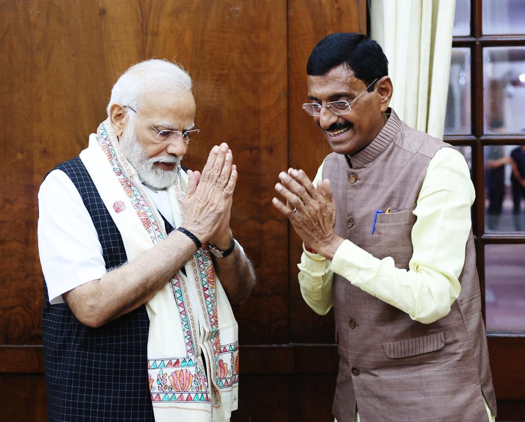 SethSanjayMP's tweet photo. भारत में सुशासन की संकल्पना को सा���ार करने वाले, वैश्विक स्तर पर लोकप्रिय आदरणीय प्रधानमंत्री श्री @narendramodi जी से आशीर्वाद लेने का सौभाग्य प्राप्त हुआ। राँची में आयोजित लोकसभा स्तरीय सांसद सांस्कृतिक महोत्सव की कॉफी टेबल बुक उन्हें अवलोकन हेतु भेंट किया। https://t.co/BEXt6xyT5M