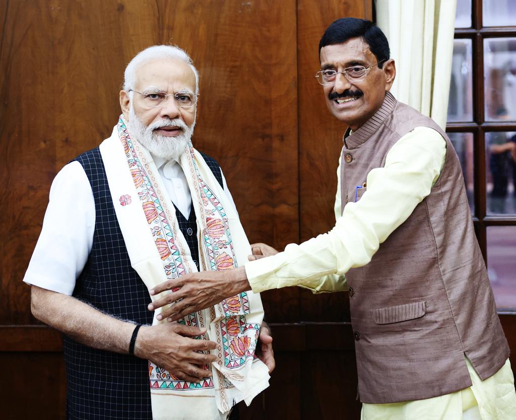 SethSanjayMP's tweet photo. भारत में सुशासन की संकल्पना को सा���ार करने वाले, वैश्विक स्तर पर लोकप्रिय आदरणीय प्रधानमंत्री श्री @narendramodi जी से आशीर्वाद लेने का सौभाग्य प्राप्त हुआ। राँची में आयोजित लोकसभा स्तरीय सांसद सांस्कृतिक महोत्सव की कॉफी टेबल बुक उन्हें अवलोकन हेतु भेंट किया। https://t.co/BEXt6xyT5M