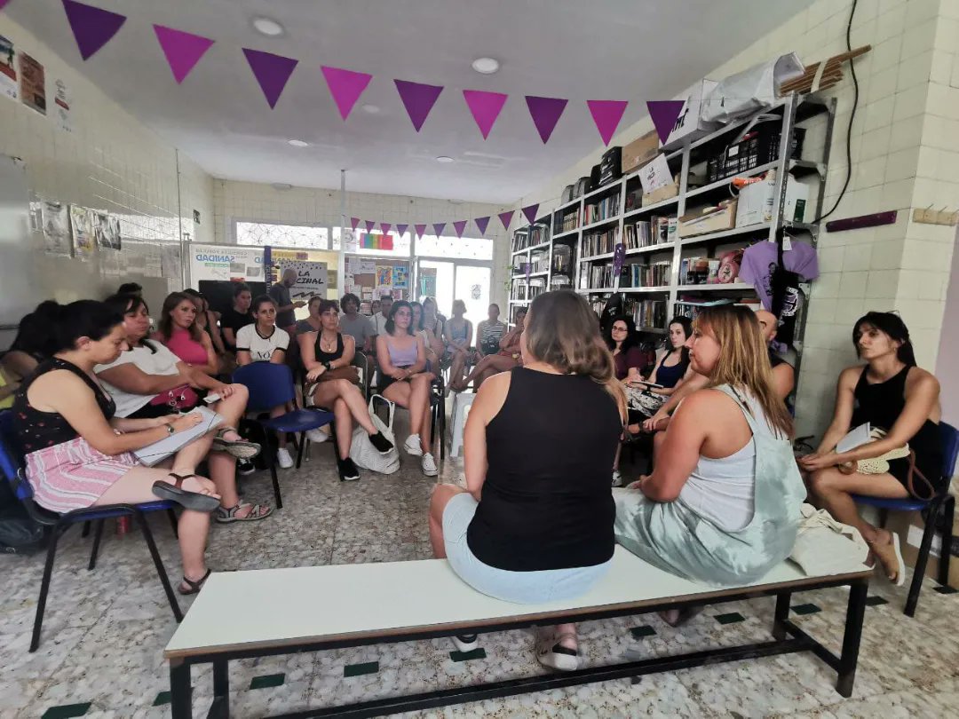 📢 ¡Las educadoras infantiles continúan organizándose! 💪 El martes llenazo en su primera asamblea. Animamos a que se unan muchas más trabajadoras y que todas las familias apoyemos su lucha Por un #ConvenioDignoCeroTres, porque #SomosBienDeBarrio