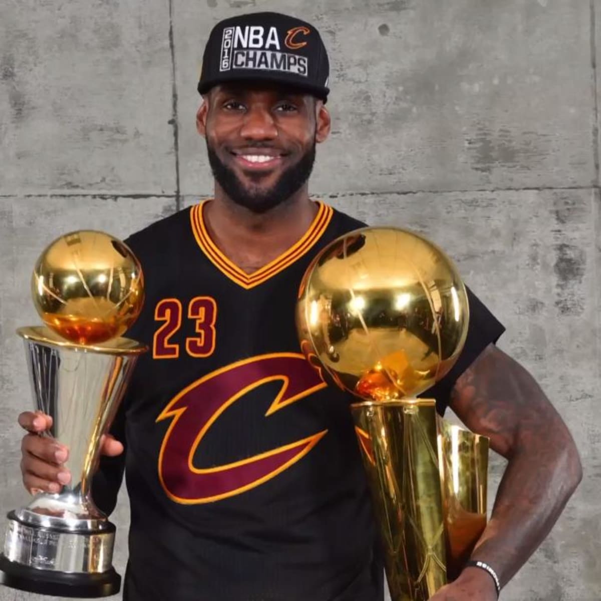 LBJxGoat's tweet photo. Richard Jefferson a propos de ce qu'il considère être la meilleure version de LeBron James : 

« Vous me demandez quel est la meilleur version de LeBron ? Est ce LeBron 2020 ? LeBron Miami ? LeBron 1st Cleveland ? Nous pouvons en discuter mais laissez moi vous dire ceci : La deuxième version de LeBron a Cleveland ( 2015-2018 ) c'est le meilleur basket que j'ai pu voir de toute ma vie et je ne sais même pas si on reverra ceci un jour » 

Quel est la plus grande action de sa carrière ? 

« Il a en tellement mais pour moi il n'y a rien qui se rapproche de THE BLOCK... Je ne sais même pas si les gens se rendent compte de ce qu'il a fait.. écouté ce mec a jouer toute les minutes du match, dans un game 7 a l'extérieur.. ce n'est pas simplement le block qui est hallucinant mais regarder d'où part LeBron ! A la dernière minute d'un game 7 du dernier match de la saison, faire un sprint de l'autre bout du parquet et faire ça c'est comme... Irréel.. donné lui une fraction de seconde de retard et y'a Goaltending ! Revoyez l'action du début et regarder le retard qu'il a sur Iggy.. Mec c'est pas normal »

👑🐐