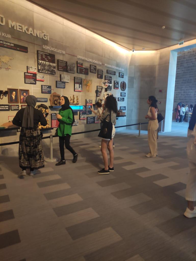 YTB İstanbul Ofisi ile <a href="/ibavakfi/">İstanbul Bilimler Akademisi</a> işbirliğinde düzenlenen, 15 Temmuz Demokrasi ve Milli Birlik günü anma etkinlikleri kapsamında Istanbul'da eğitim gören Türkiye Burslusu öğrenciler Hafıza 15 Temmuz müzesini ziyaret etti.