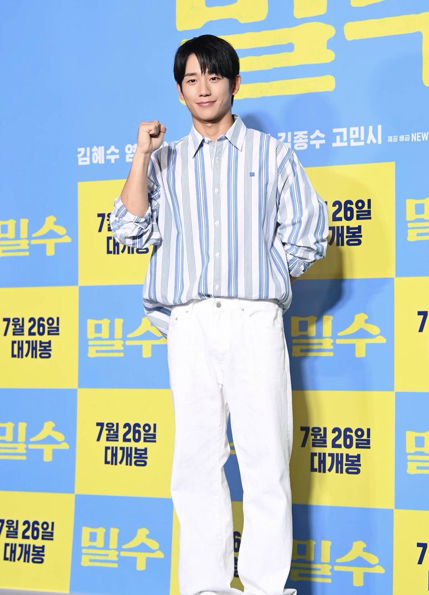 jungstar_1's tweet photo. HAESOO IN WHITE AND BLUE 😭😭😭 https://t.co/e4WYyDFz6x