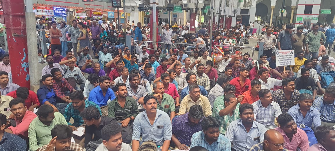 kunalkishorech2's tweet photo. रेल अपरेंटिस को न्याय दो साउथ के सभी रेल अपरेंटिस साथियों को रिहा करो नहीं तो पूरे भारतवर्ष में जेल भरो आंदोलन होगा।
#सीधीभर्ती
#DirectRecuitment
#RailApprentice
@AIRF_COMMS
@annamalai_k
@AshwiniVaishnaw @ShivaGopalMish1 @NATIONAL_RAAA @narendramodi https://t.co/LMEpd2Rj1q