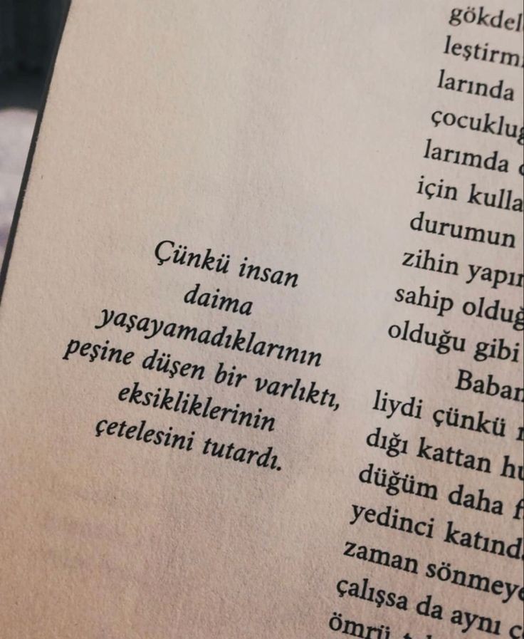 Coskun_1903_JK's tweet photo. Zaman bazen dost gibi, bazen düşman;
Keşke'ler dillerde, yürekler pişman..
Her bi' şey eskiyor ve eksiliyor;
Bir yazıyorsa insan, bin siliyor..
#Şiir'sel.. / #Edebiyat / #Silgi https://t.co/v6AC4Fmwb2