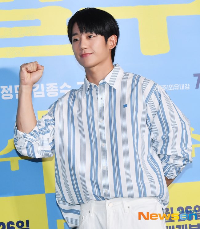 theseoulstory's tweet photo. 📸 Lee Seung Gi and Jung Hae In at the VIP screening of movie ‘Smugglers’ today 🩵 https://t.co/Ub83bXdGc5