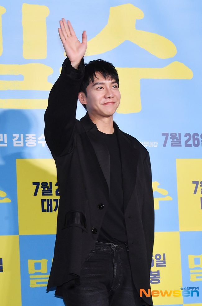 theseoulstory's tweet photo. 📸 Lee Seung Gi and Jung Hae In at the VIP screening of movie ‘Smugglers’ today 🩵 https://t.co/Ub83bXdGc5