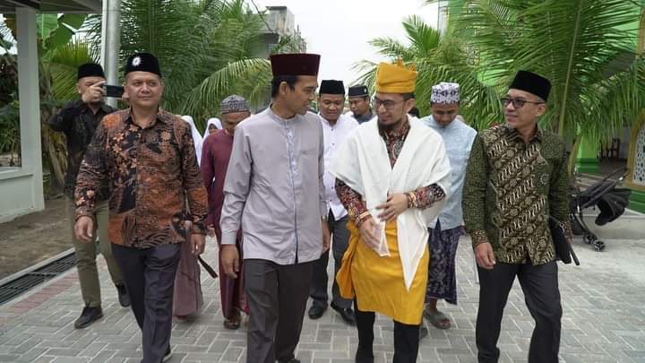 UASAbdulSomad's tweet photo. Jadwal UAH full dari pagi di Bengkalis, Duri, lanjut ke Umri, malam di Masjid Raya An-Nur Pekanbaru. UAS cuma minta waktu 10 menit saja di hotel. Allahu Akbar, beliau dtg ke Ma'had Az-Zahra. Hanya Allah yg dpt membalas semua kebaikan Ust. DR Adi Hidayat, Lc., MA.
امين يا رب https://t.co/GOfaUzaleG