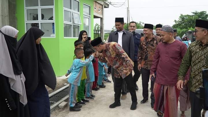 UASAbdulSomad's tweet photo. Jadwal UAH full dari pagi di Bengkalis, Duri, lanjut ke Umri, malam di Masjid Raya An-Nur Pekanbaru. UAS cuma minta waktu 10 menit saja di hotel. Allahu Akbar, beliau dtg ke Ma'had Az-Zahra. Hanya Allah yg dpt membalas semua kebaikan Ust. DR Adi Hidayat, Lc., MA.
امين يا رب https://t.co/GOfaUzaleG