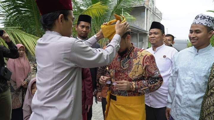 UASAbdulSomad's tweet photo. Jadwal UAH full dari pagi di Bengkalis, Duri, lanjut ke Umri, malam di Masjid Raya An-Nur Pekanbaru. UAS cuma minta waktu 10 menit saja di hotel. Allahu Akbar, beliau dtg ke Ma'had Az-Zahra. Hanya Allah yg dpt membalas semua kebaikan Ust. DR Adi Hidayat, Lc., MA.
امين يا رب https://t.co/GOfaUzaleG