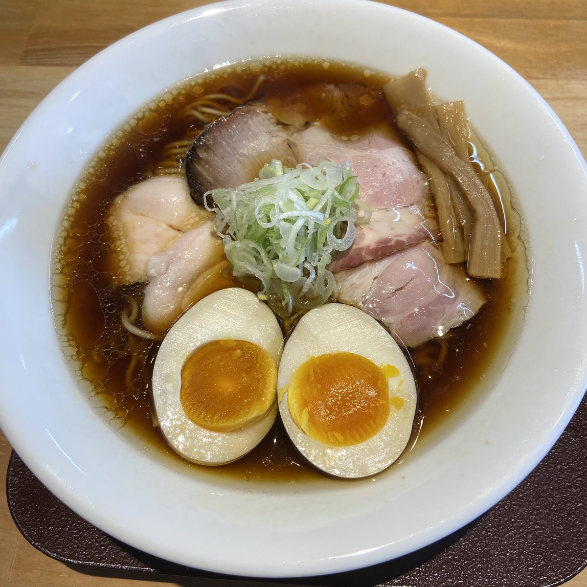 jnaka3636's tweet photo. 🔳らぁ麺おかむら／郡山

会津地鶏らーめん煮玉子入り／1050円
とりそぼろ丼／250円

地元の高評価店へ😊

ネオマタオマ系のビジュアルですが、
カエシと鶏油が甘い感じです😋

ご馳走様でした🤗 https://t.co/r7iQgKFhh0