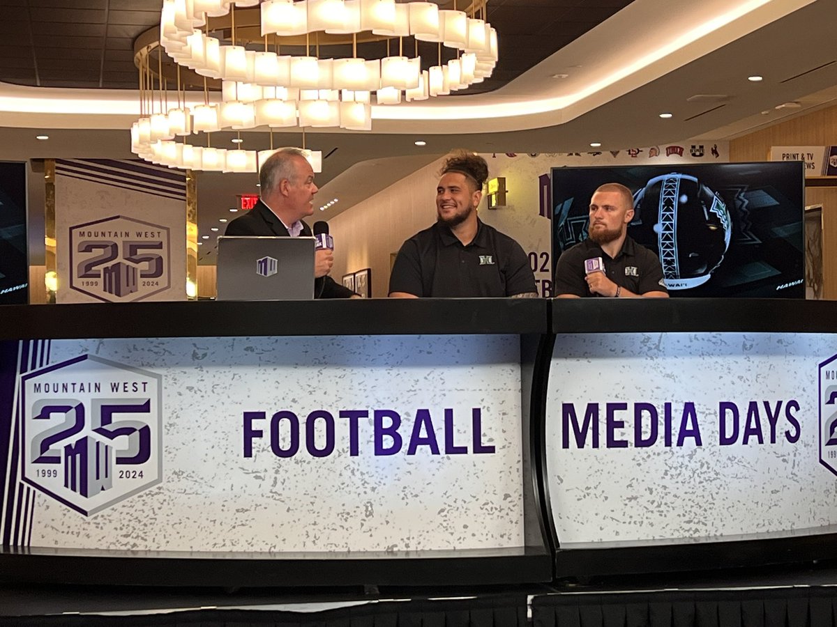 University of Hawai’i Rainbow Warriors, Eliki Tanuvasa and Logan Taylor being interviewed.
#MountainWestConferenceFootball #AtThePeak #BRADDAHHOOD #GoBows #BowsUp #BowsTogether #HawaiiFB #LasVegas #MountainWestConference #GuavaPress https://t.co/Qm16oysPcN