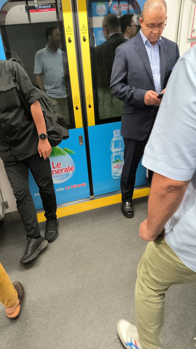 Ada beliau depan saya sekarang, mau nyapa tapi malu 😅. Salut sih naik transportasi umum, bener2 sendiri, ga ada pasukan yang foto2
