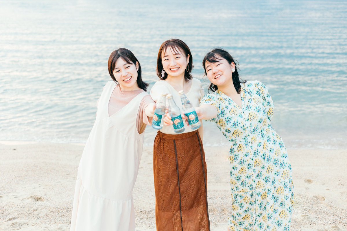 usamiphotograph's tweet photo. 最新作🌷
初めての3人分で描く量が多かったのと細かいところの調整が難しかった！
あと単純にミスしまくって修正しながらだったのでいつもより2倍くらい時間かかった🥺

 #フラットデザイン https://t.co/Le3OwFJ9S6