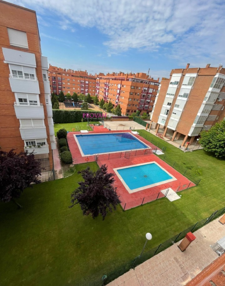 PROVAN Inmobiliaria ofrece esta magnífica vivienda en JUNCAL en Torrejón de Ardoz. Con excelente distribución, 2 habitaciones, gran salón, cocina equipada con acceso a tendedero comunitario. 
Urbanización cerrada con piscina comunitaria
🏡187.000€ ☎️916 782109
