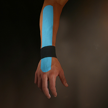 Kinesio_UK's tweet photo. Wrist pain is often caused by sprains from sudden injuries. But wrist pain can also result from long-term problems, such as repetitive stress, overuse, arthritis and carpal tunnel syndrome. Read more about #kinesiotaping for the wrist on our FB page today: https://t.co/Xu7VCBoBaP https://t.co/cKrMQzTTrH
