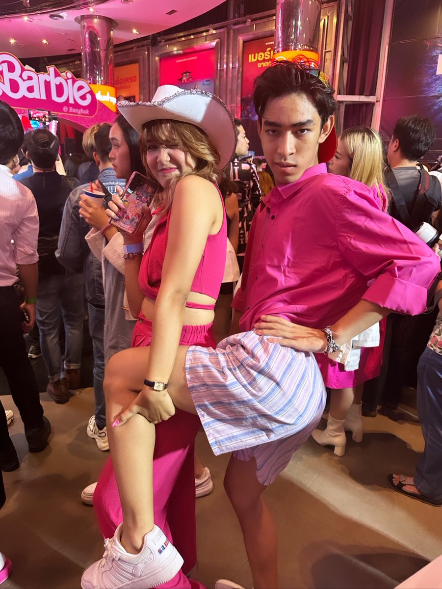 movieforher_'s tweet photo. ผู้ชมกรี๊ดแตกหลังได้ชม #Barbie  เข้าฉายวันแรกกับสภาพผู้ชมที่ไม่ต่างกัน กับการฮัมเพลงเมื่อดูหนังจบพร้อมความรู้สึกอิ่มเอง และนึกถึงวันวาน สนุก ฮา และสมคำเปรย

“ ถ้าคุณรัก……นี่คือหนังของคุณ ถ้าคุณเกลียด……..คุณจะรักหนังเรื่องนี้เช่นเดียวกัน’’
#barbieth #BarbieDay #หนังเพื่อher https://t.co/4klewjYCKY