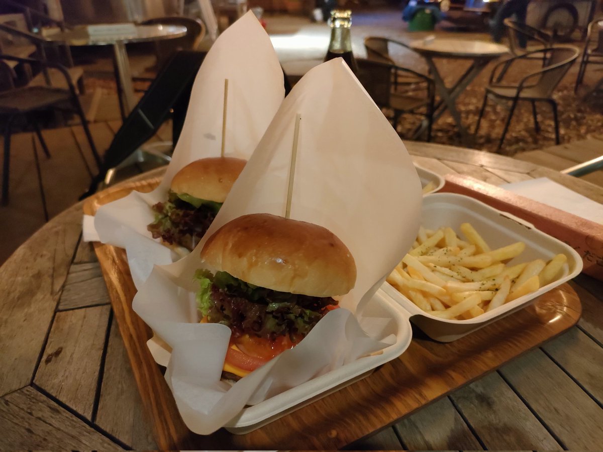 teaandbook0827's tweet photo. 隠れ家のような店で
夜風とともに🍻 https://t.co/Xd9es0df58