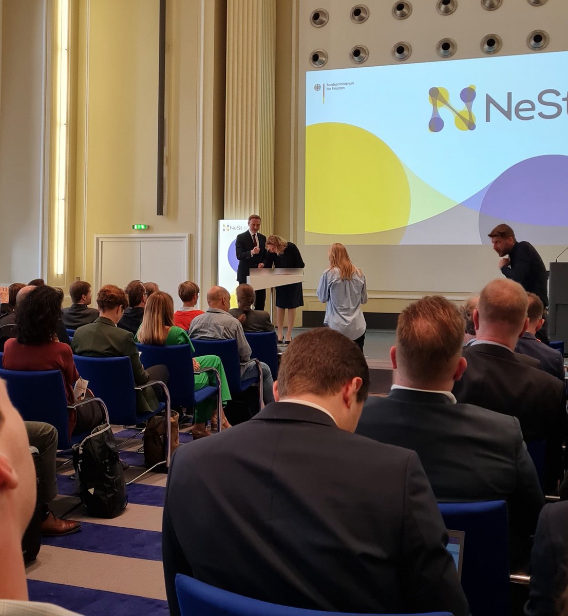 Bundesfinanzminister Christian Lindner und Staatssekretärin Prof. Dr. Luise Hölscher geben mit ihrer Unterschrift den Startschuss für #NeSt bundesfinanzministerium.de/Web/DE/Themen/…