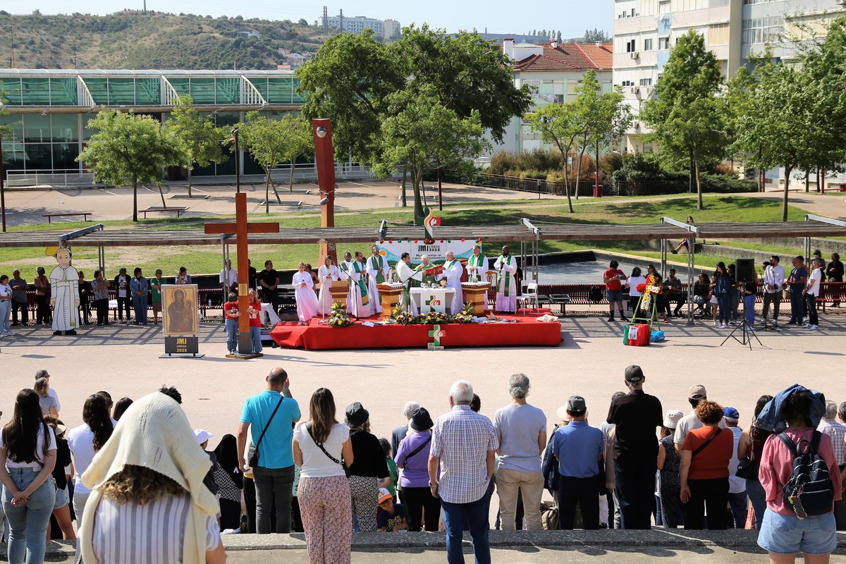 CMOdivelas's tweet photo. Os Símbolos da Jornada Mundial da Juventude – a Cruz Peregrina e o Ícone de Nossa Senhora Salus Populi Romani – estiveram em peregrinação no concelho de Odivelas nos dias 15 e 16 de julho.
Mais info: https://t.co/GEtL1nCB1Q
#Odivelas https://t.co/s0uKHqwzD4