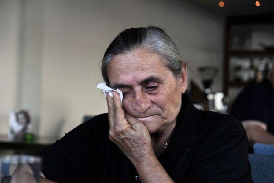APapaellinas's tweet photo. Χαρίτα: «Στις 21 Ιουλίου του '74, στην Ελιά, εχαθήκαν ο σύζυγός μου, ο πατέρας μου, οι σύζυγοι της μικρής και μεγαλ��τερης αδελφής μου, ο θείος μου και νονός μου –αδελφός της μάμας μου– μαζί με τον γιο του. Οι Τούρτζιοι μάς είχαν πάρει από το σπίτι και, μετά την κακοποίηση, εκτέλεσαν εν ψυχρώ τους άντρες μας μπροστά μας. Σύνολο, εχάσαμεν 12 αν��ρώπους.»

[...] Δημοσιογράφος: «Θέλετε να στείλετε ένα μήνυμα σήμερα, 48 χρόνια πια μετά την εισβολή και όλα όσα βιώσατε;»

Χαρίτα: «Αγώνας! Αυτό. Αγώνας για Απελευθέρωση. Μας κοροϊδεύουν. Μας κοροϊδεύει και ο Τούρκος. Φτάνει πια.»

Δημοσιογράφος: «Κάτι τελευταίο: Πότε θα βγάλετε τα μαύρα, κυρία Μάντολες;»

Χαρίτα: «Ποτέ! Συνεχίζω να αγωνίζουμαι για όλες τις μανάδες που έχουν ακόμα μωρά αγνοούμενους. Η ψυχή μου εμαύρισε πλέον, γιε μου. Γιατί να φκάλω τα μαύρα;»

⬆️ Από συνέντευξη της Γυναίκας της Κύπρου, Χαρίτας Μάντολες, στον «Φ». Ολόκληρη, εδώ: https://t.co/WvltVgoze0