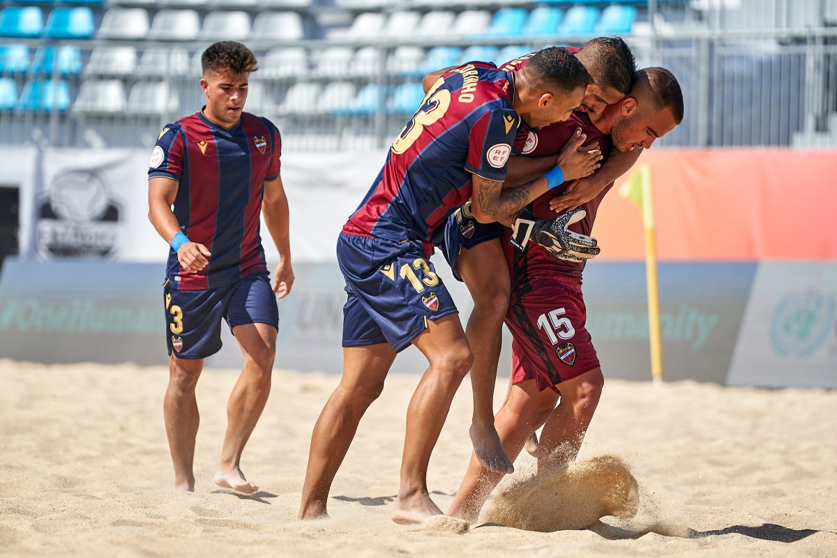 🚨Ya tenemos  horario y rival para la final de la #CopaFederaciónFútbolPlaya 

⚔️ Levante UD🆚 @RecreativoPlaya 

📺A las 19 h en directo por <a href="/teledeporte/">Teledeporte</a> y en futbolplaya.rfef.es  

💪#OrgullGranota 🔵🔴🐸 🏖️🏐