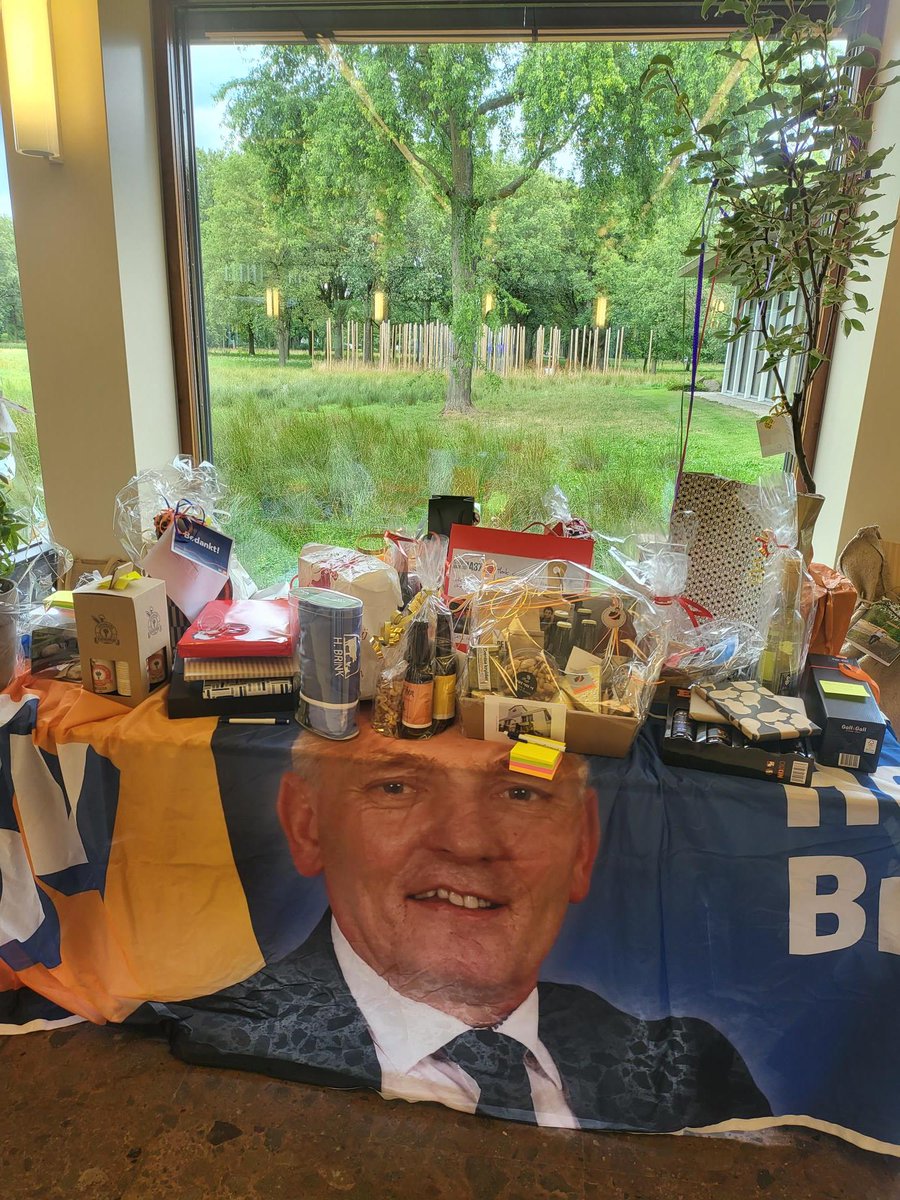 Afscheid gedeputeerde Henk Brink. Hoogtepunten vindt hij onder andere de ontwikkeling van de VAM-berg als fietsattractie (waarvoor dank!). Onder de cadeaus die hij kreeg ook dit "special edition" wielershirt (natuurlijk "Made in Drenthe") met o.a. Col du Vam en de boerderij.