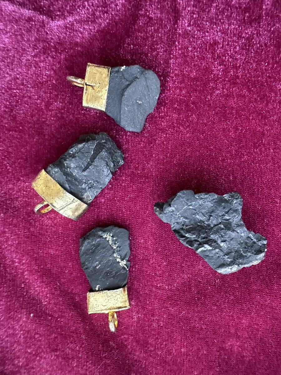 Vitae_Gems's tweet photo. حجر الشنغايت shungite من الاحجار النادره والقويه جدا في التخلص من الذبذبات والموجات المكرومغناطيسيه الضاره والاشعاعات … 
حاليا متوفر كميه محدوده جداااا… https://t.co/BquDac2mJI