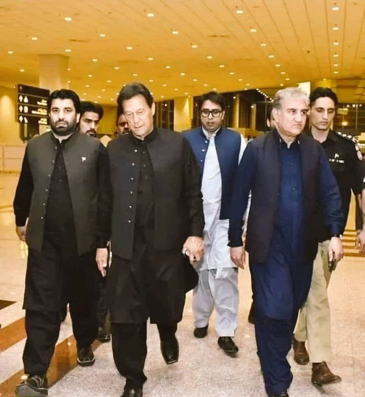 mianumarjamil's tweet photo. @ImranKhanPTI تسبیح ، شلوار قمیض اور پشاوری چپل والا گروہ دوبارہ آ رہا ہے، ان شاءاللہ https://t.co/brdXno9zP0