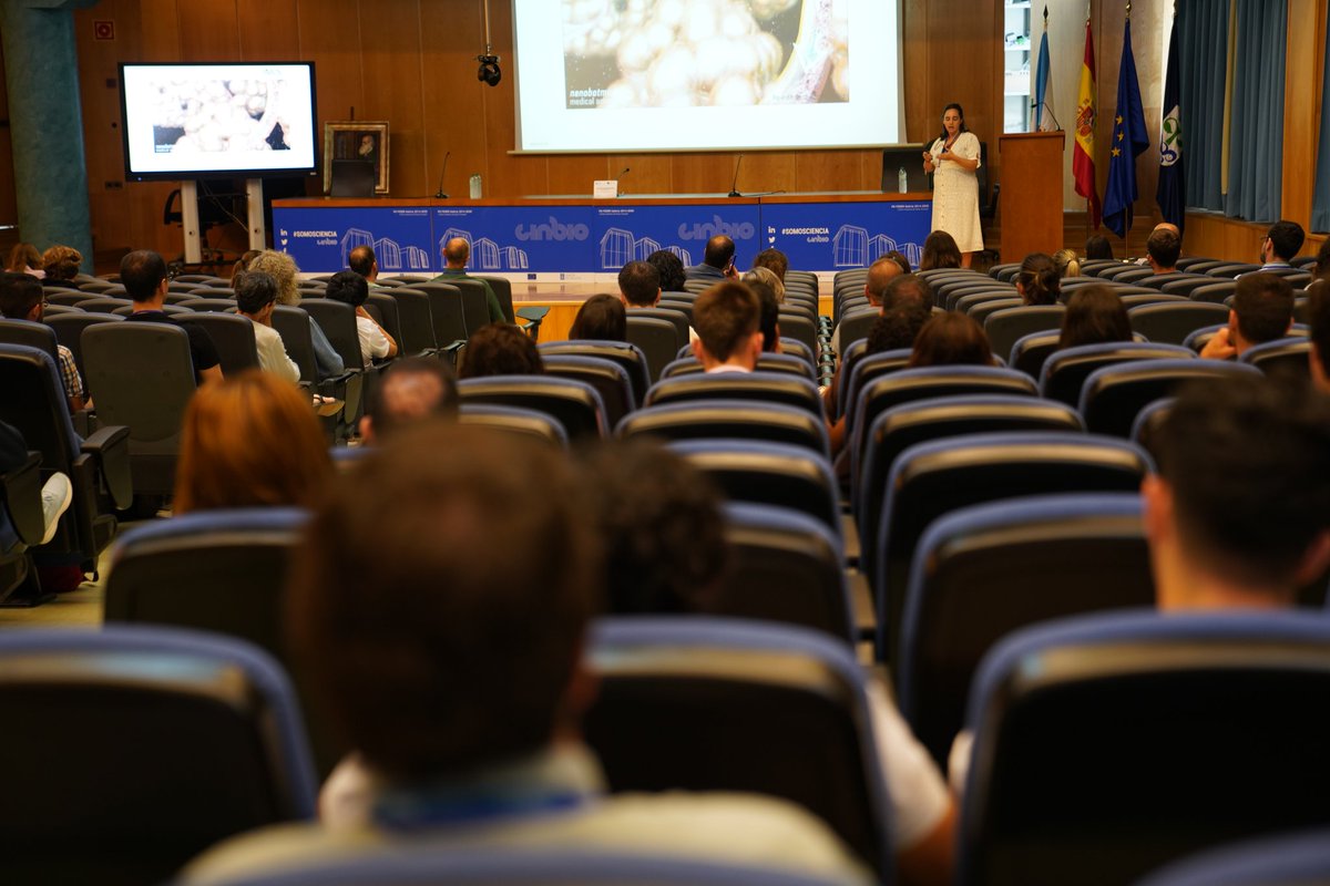 Fully attention to Sara Abalde-Cela talking about Optofluidic devices for multiomics disease diagnosis at the VI Annual Meeting <a href="/cinbio_uvigo/">CINBIO</a>