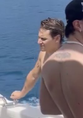 mancalafantasia's tweet photo. #freepietro facciamo una raccolta fondi per andarlo a salvare da quella barca https://t.co/5UZQGis75H