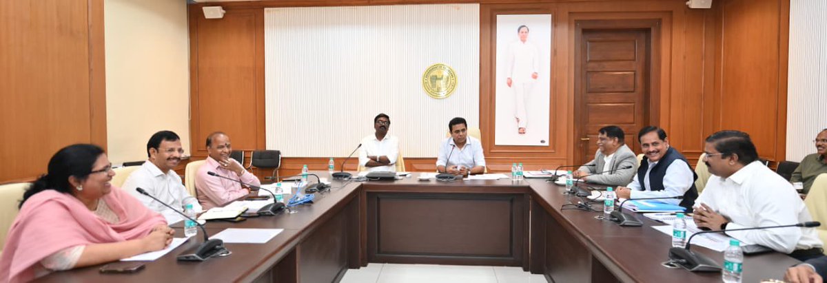 A meeting by min @KTRBRS & @puvvada_ajay to launch a common travel card (~ #NCMC) for Hyderabad Metro (@md_hmrl) & @TSRTCHQ (city buses) today It will be extended to #MMTS, hired/shared cabs/autos & shops/retail in phases This can be used in other Indian cities having #NCMC