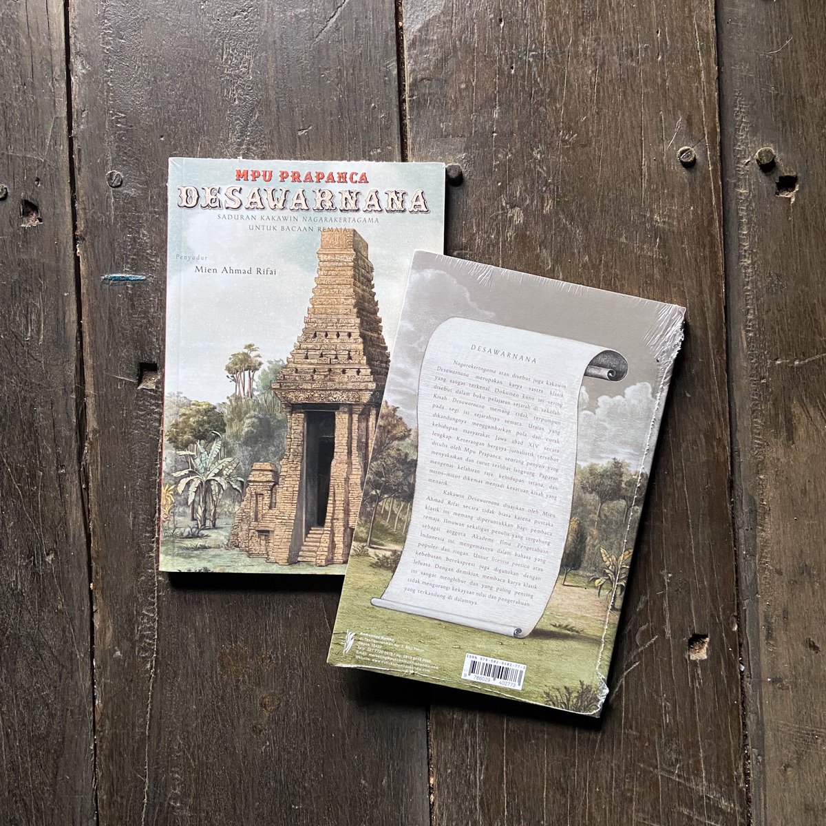 Buku ini juga bisa jadi pendamping bacaan “Kota-Kota Indonesia: Pengantar untuk Orang Banyak”. Di dalamnya memuat kehidupan ibu kota Majapahit termasuk juga keadaan desa-desa di Jawa, Bali, dan Lampung