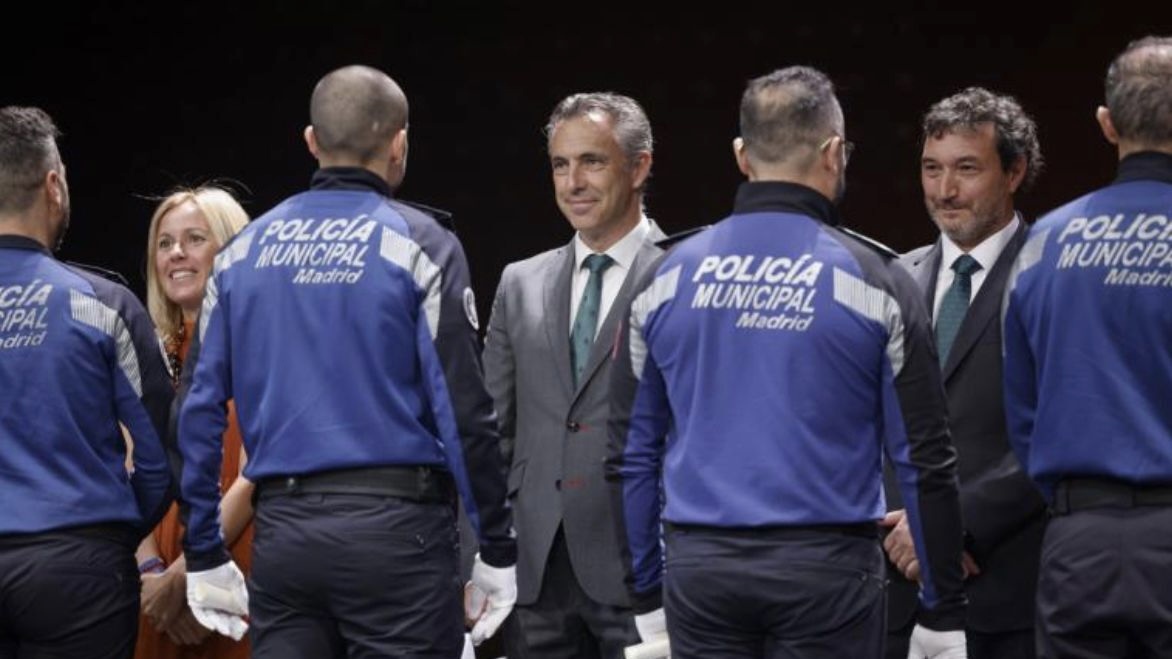 112cmadrid's tweet photo. 📜 La @ComunidadMadrid entrega sus diplomas a la nueva promoción de #PolicíaLocal 👮🏻♀️👮🏻♂️de la región.
Han completado su formación para comisarios, inspectores, subinspectores y oficiales.
#ESICAM
#IFISE
#ASEM112
+info: https://t.co/rRKL2MxWx6 https://t.co/UvaprQ6BNd