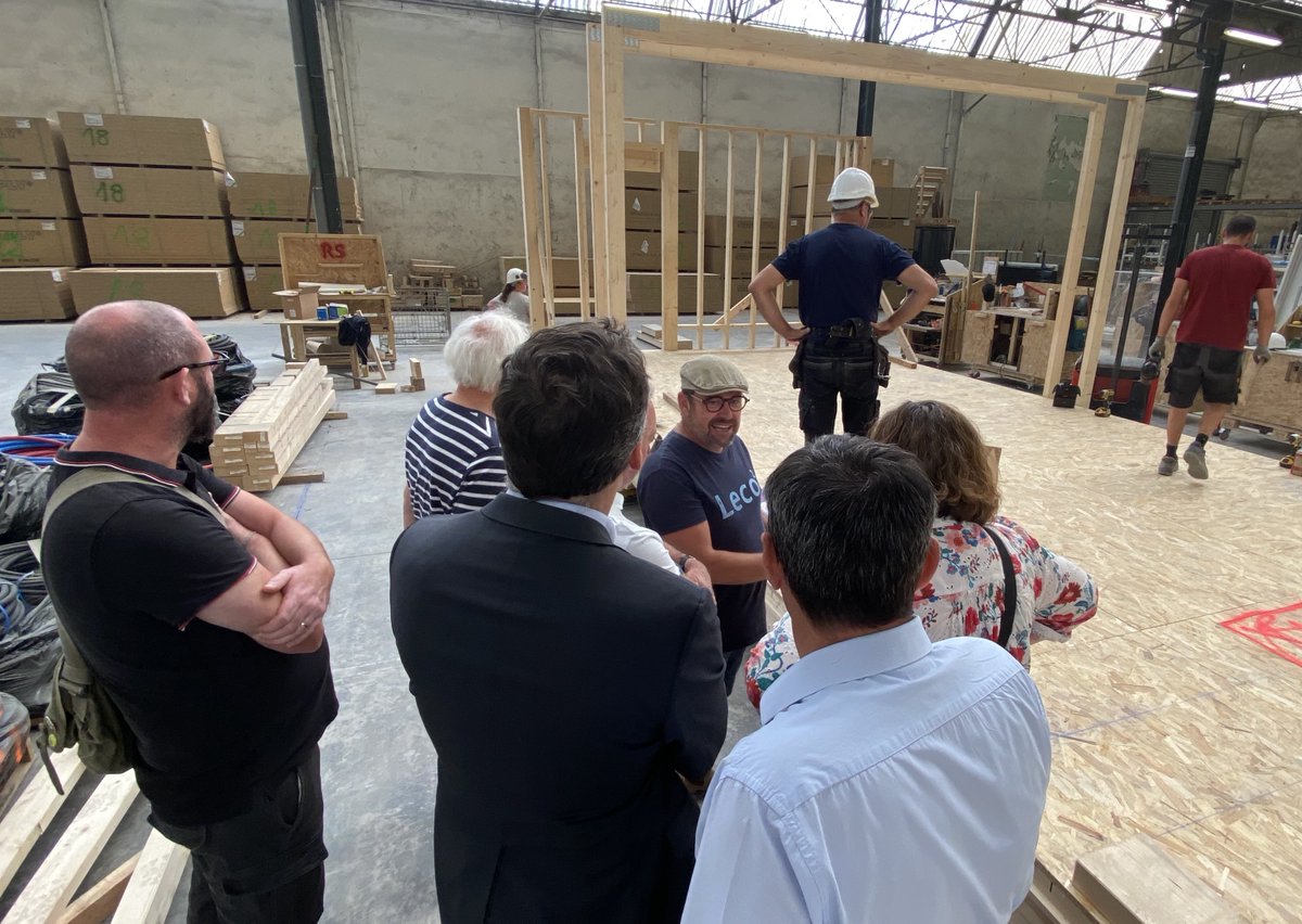 Podeliha_AL's tweet photo. | 𝗛𝗮𝗯𝗶𝗳𝗹𝗲𝘅 🏡 |
Trois semaines après la livraison des résidences mobiles #Habiflex à @VilleLaBaule, visite de l'entreprise @SasLeco qui construit les modules de notre solution innovante Habiflex avec des élus de @loireatlantique. https://t.co/IIfuG3YgWd