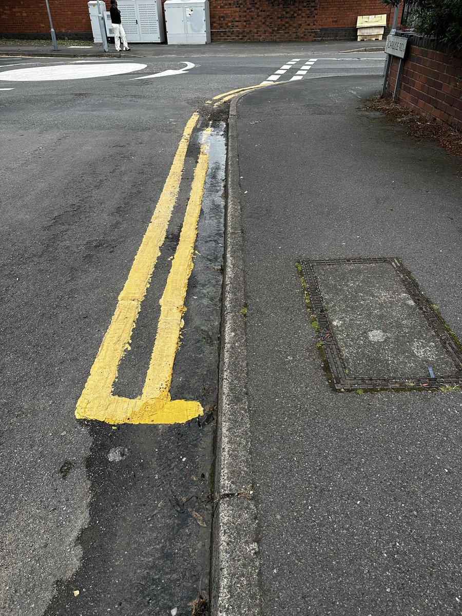 Reported on Monday still pouring away today. <a href="/SevernTrentLife/">SevernTrentLife</a>, how many gallons by now? Enough to create a #hosepipe ban?  #waste