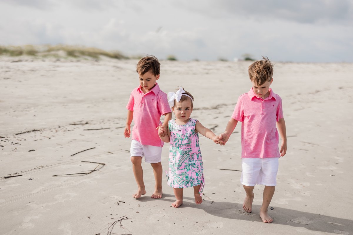 This was a photo from my 12th shoot with the Hollis family, and I hope we are recreating this image when these kids are teenagers 🥹

#savannahfamilyphotographer #stpetefamilyphotographer #stpetephotographer #tybeephotographer