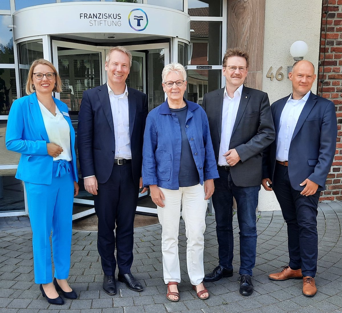 Alexianer (@alexianergmbh) on Twitter photo Von tragbaren Rahmenbedingungen sind Krankenhäuser derzeit weit entfernt: Spannender Austausch zwischen @SFS_Komm #Alexianer und <a href="/MariaKlSchmeink/">Maria Klein-Schmeink</a> zur Zukunft des #gesundheitswesen und #Krankenhausreform
alexianer.de/aktuelles/aktu… Von tragbaren Rahmenbedingungen sind Krankenhäuser derzeit weit entfernt: Spannender Austausch zwischen @SFS_Komm #Alexianer und <a href="/MariaKlSchmeink/">Maria Klein-Schmeink</a> zur Zukunft des #gesundheitswesen und #Krankenhausreform
alexianer.de/aktuelles/aktu…