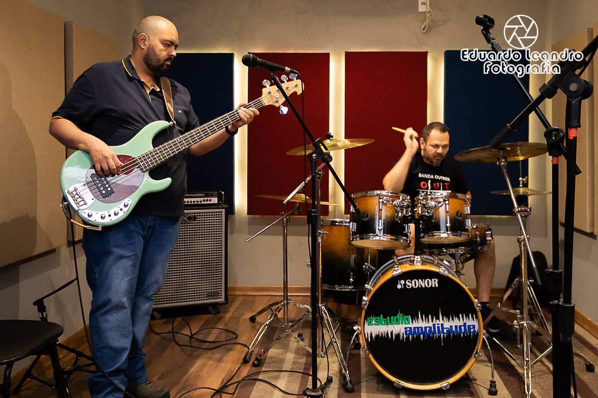 Eduardo_Leandro's tweet image. Banda Outbox - Ensaio
.
Na cozinha 
.
Baixo: Felipe
Bateria: Eduardo
.
#bandaoutbox #banda #grunge #grungebh #fotodebanda #bandabh #pubbh #estudiobh #estudioamplitude