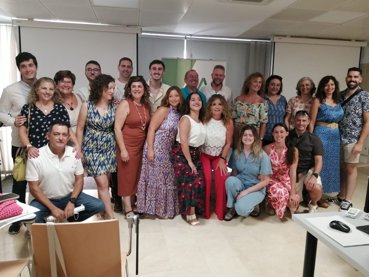 SaludAPMalaga's tweet photo. La Unidad Docente del @SaludAPMalaga  despide a XI Promoción de Especialistas en Enfermería Familiar y Comunitaria. Acompañados de sus compañeros de primer y segundo curso, tutores, docentes colaboradores y Dirección del @SaludAPMalaga  ¡Enhorabuena! https://t.co/2H9798nFOh