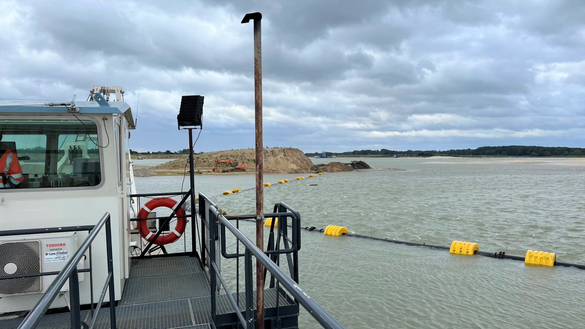 Aanleg natuureiland door de "Jan Willem 3" in Maaspark Well. De komende 4 maanden wordt met ruim 500.000 m3 zand het eiland opgespoten. #winzuiger #natgrondverzet