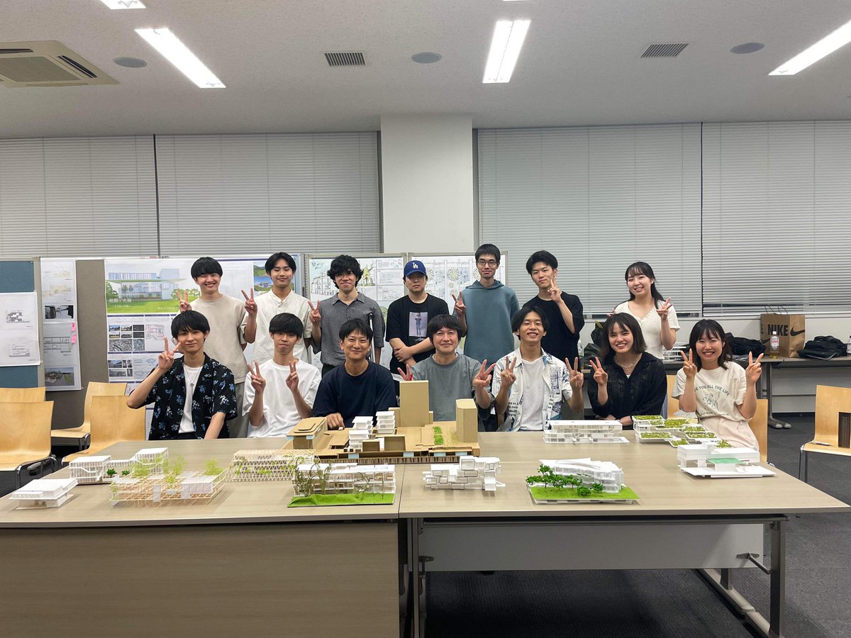 sdfshikauchi's tweet photo. 昨日は明治大学の設計課題でゲスト審査員として廣瀬先生に呼んで頂きました。フレッシュな感性に刺激を受けますね。とて���楽しそうに設計している子たちでした。 https://t.co/37Ho9Vo1eU