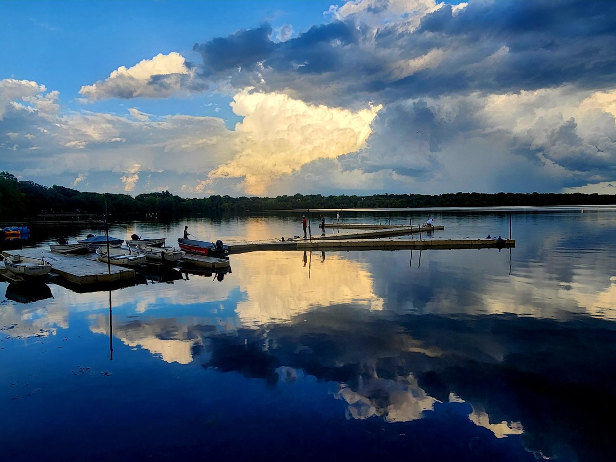 mosborg's tweet photo. Chasing the light... Cumulonimbus splendor at the Lake Harriet last night. "I am forever chasing the light. Light turns the ordinary into the magical." ~ Trent Parke
#sunsetphotography #sunsets #clouds #reflection #light https://t.co/McEOTvz5sB