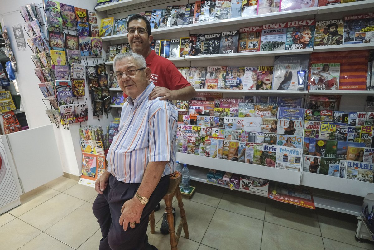 laprovincia_es's tweet photo. 📸 Seis décadas del bazar Monterrey en Las Palmas de Gran Canaria. El negocio fue fundado en 1962 por Fernando Arencibia, cansado de las condiciones laborales de la hostelería. Actualmente es regentado por la segunda generación https://t.co/n4R190YZ8j