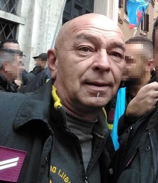 GiorgiaMeloni's tweet photo. Colpisce e addolora la notizia della scomparsa del Vigile del Fuoco Coordinatore Massimo Viglierco, in servizio al distaccamento di Ivrea e rimasto coinvolto ieri in un grave incidente durante un intervento di soccorso. A nome mio e di tutto il Governo desidero esprimere il cordoglio e la vicinanza alla famiglia, ai cari e a tutto il Corpo Nazionale dei @vigilidelfuoco e augurare pronta guarigione ai due Vigili del Fuoco feriti.