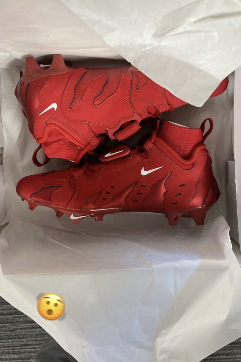 Kyler Murray (@K1) showing off his cleat options of the #Nike Vapor Edge Pro 360 for this upcoming season.
#cleats #cardinals #arizonacardinals #kylermurray #nfl #NFLKickoff https://t.co/SxTZhEjMrv