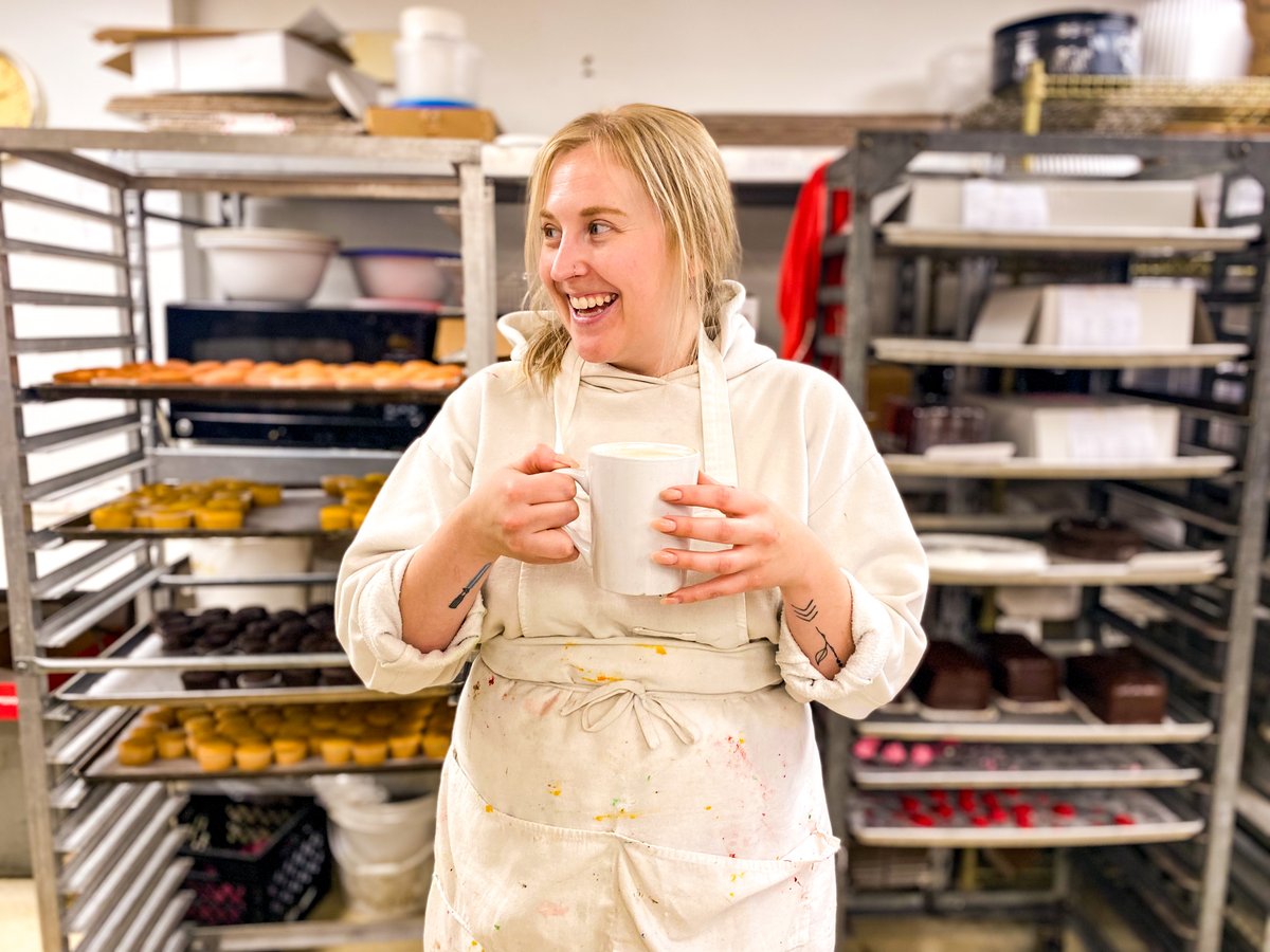 Jamie, our head cake decorator! You probably haven’t seen her much in the front, because she’s staying busy in the back helping to bring your ideas to life in her decorated cakes!
#pastries #cookies #cakes #florissant #paczki #familyowned #helferspastries #traditions #amazingteam https://t.co/9KOfbCxbix