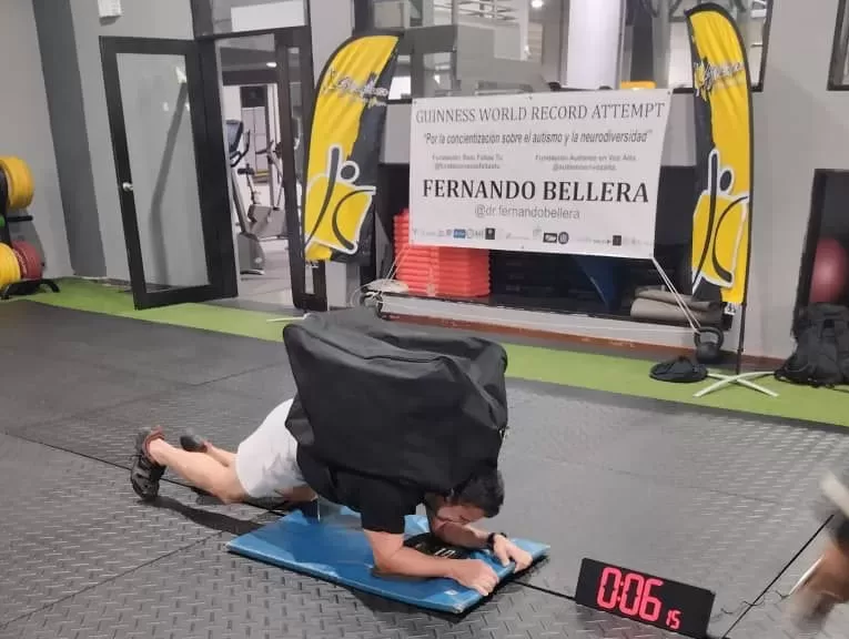 webnotitarde's tweet photo. 👏🇻🇪 Venezuela tiene nuevo Régcord Guinness

➡️ El doctor Fernando Bellera, presidente de la Sociedad Venezolana de Neurocirugía, estableció un nuevo récord Guinness al sostener en posición de plancha abdominal durante seis minutos y quince segundos, 200 libras en su espalda. https://t.co/gWcOQT28a7