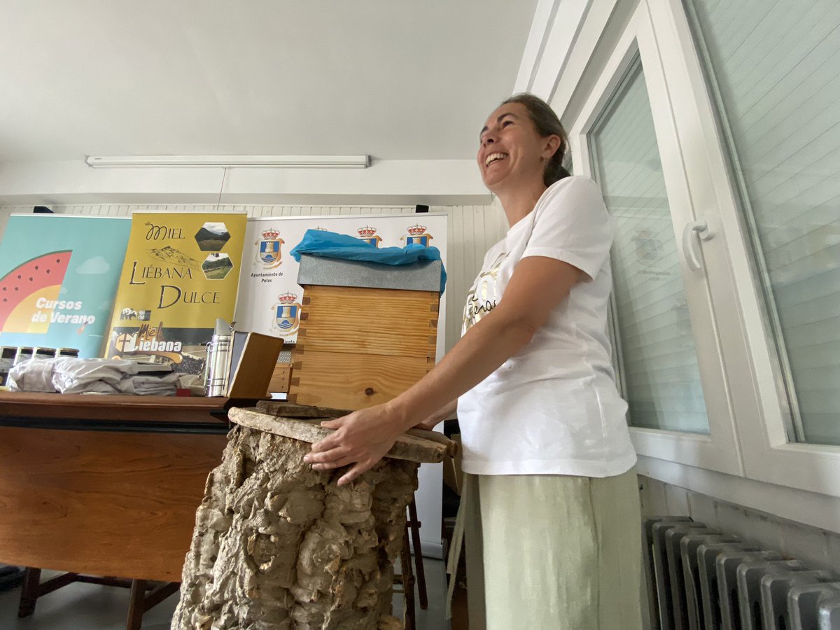 cursosveranouc's tweet photo. Con abejas y miel, así estamos inaugurando las actividades culturales de la @unican en Liébana. Esta tarde segundo asalto, ¡no os perdáis la conferencia de Roman Cid a las 18:30 en La Casa Sindical! Promete ser muy dulce 🍯 #Potes #VeranoUC2023 https://t.co/NnGKmJz55A
