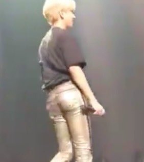 b1nchn's tweet photo. jisng has a thicc ass damn. https://t.co/hD0eT2CWAL