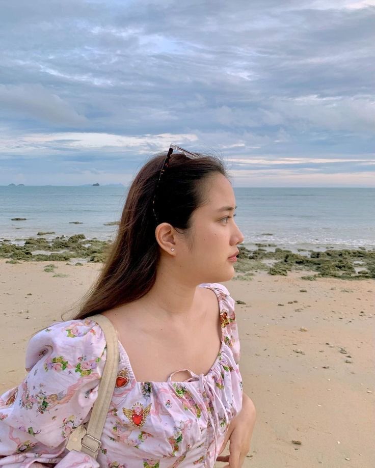 sapphicluvvr's tweet photo. freen at the beach is so dreamy #srchafreen https://t.co/Zsyr3Aw7fZ
